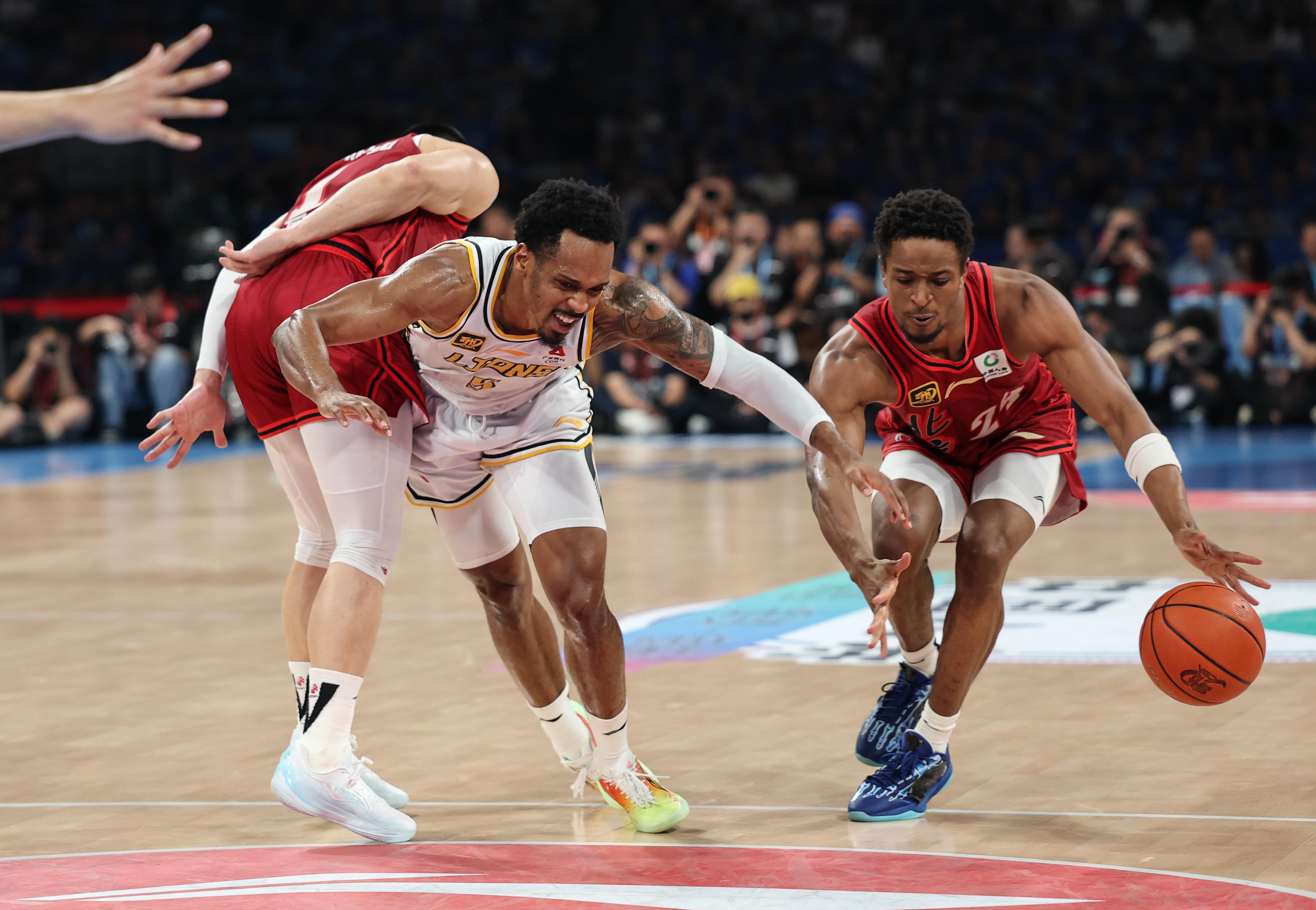 篮网内外线协同作战，球队整体表现出色的简单介绍