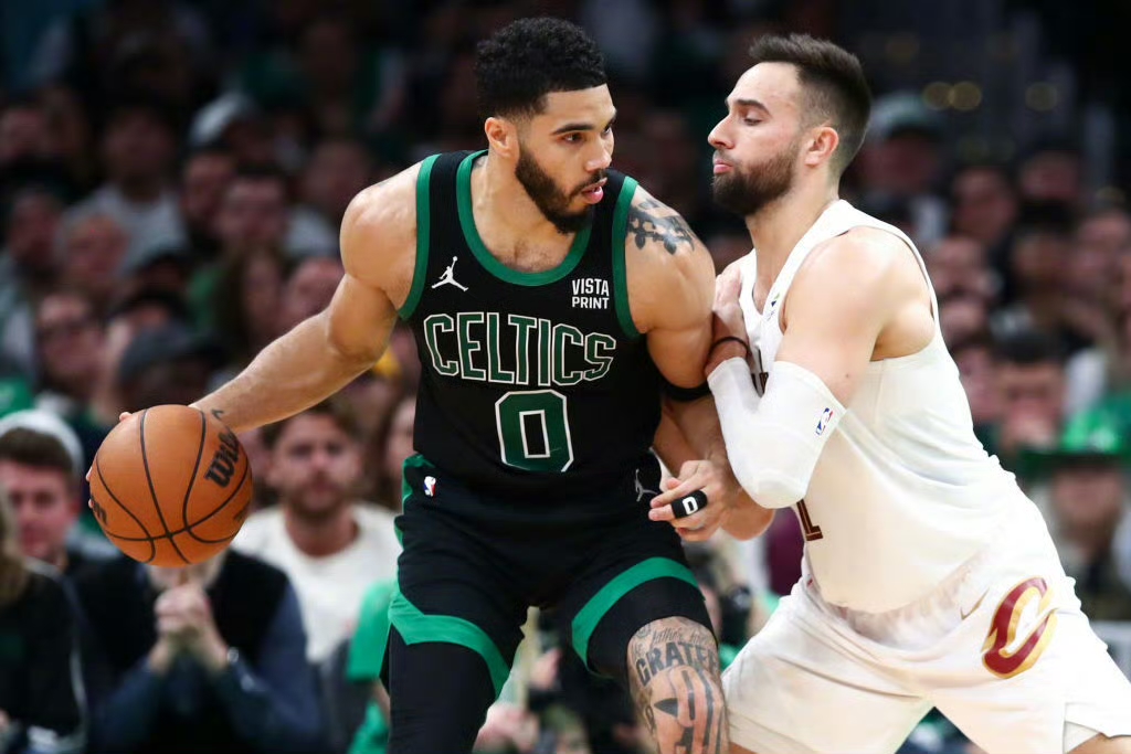 包含凯尔特人队控卫表现稳定硬实力引领球队走向胜利的词条