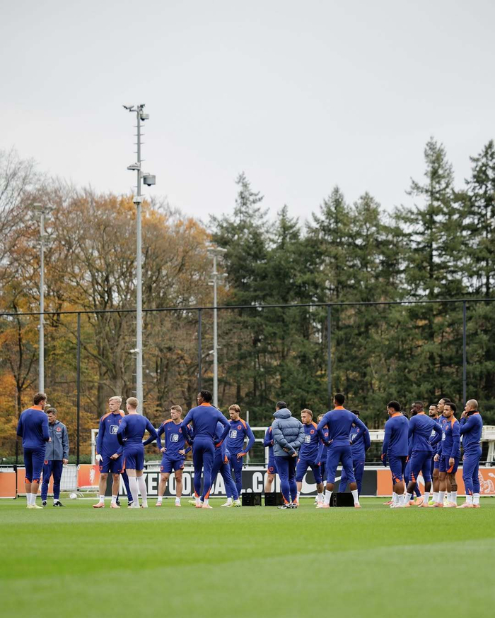 荷兰队主帅愿意与球员合作，共创佳绩的简单介绍